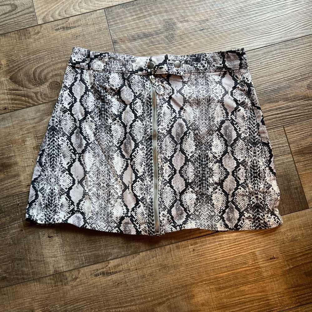 Snake print zip up mini skirt w/ zipper on front, made from stretchy material